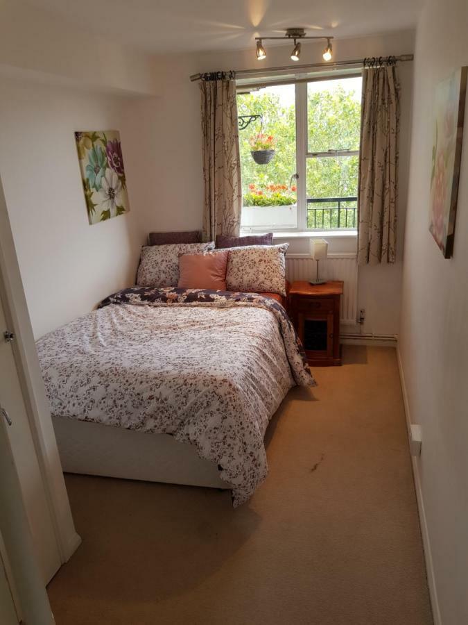 24 Clifton Gardens Pond Field House Londra