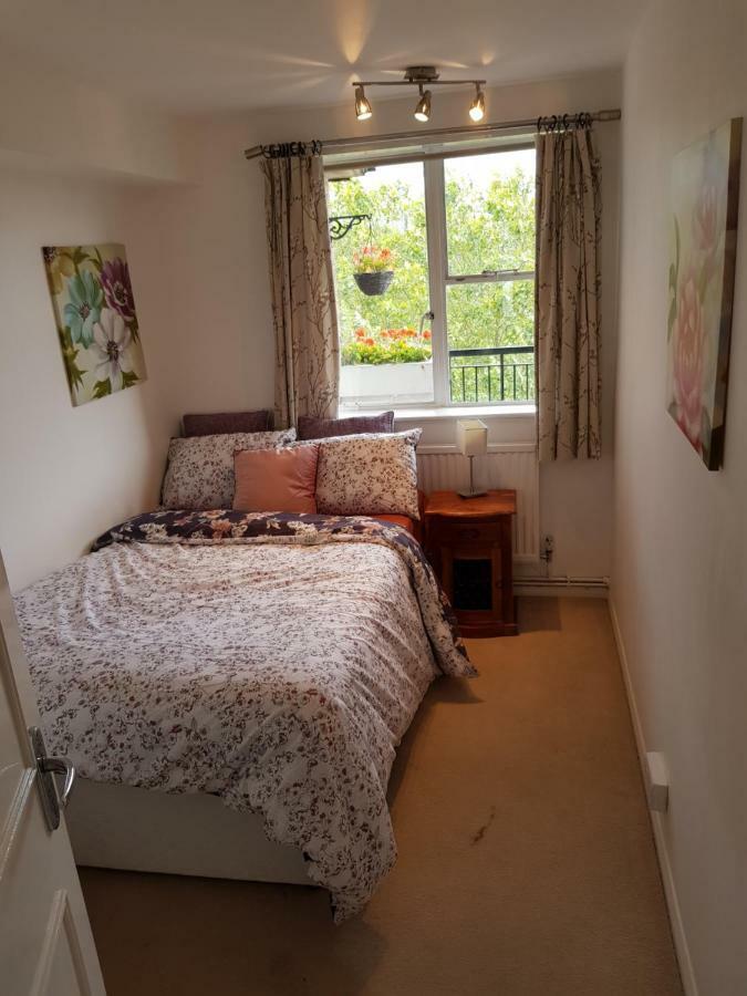 24 Clifton Gardens Pond Field House *
